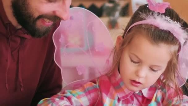 Kindergärtnerin Eine Lehrstunde Lächelnder Nachhilfelehrer Mann Und Kind Kleines Mädchen — Stockvideo