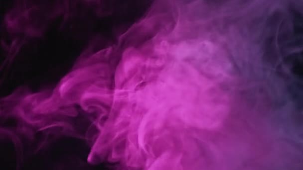 ネオン タバコ 霧雲だった 精神的なエネルギー ダークブラックコピースペース抽象背景の蛍光紫色青色ライトスチームフローモーション — ストック動画