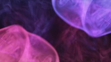 Renk dumanı. Buhar bulutu. Esrarengiz enerji. Neon mavisi parlayan sis akışı koyu siyah fotokopi alanı üzerinde efekt çerçevesini gösterir.