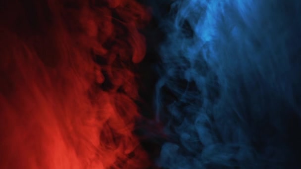 カラーミスト 冷たい炎 エソテリック オーラ ダークブラックコピースペース抽象背景の青い赤い輝く煙雲の動き — ストック動画