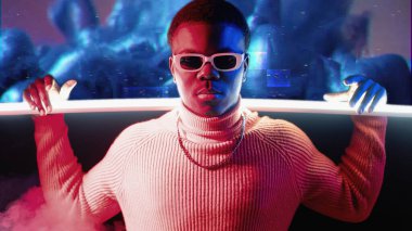 Siber insanlar. Dijital sanat. Sentetik dalga partisi. Güneş gözlüklü özgüvenli bir adamın kırmızı mavi ışıklı portresi. Parazit parazitli duman arka planında..