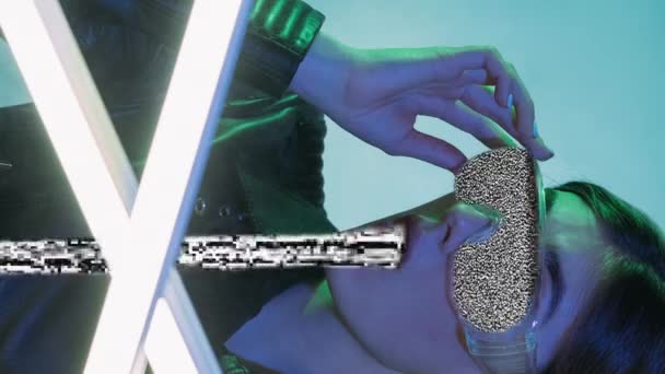 Вертикальное Видео Nft Art Киберлюди Виртуальные Произведения Искусства Шокированная Женщина — стоковое видео