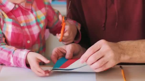 创意课 学前教育艺术 在才华横溢的儿童工作室 导师教小学生用彩纸折纸课上的小女孩 — 图库视频影像