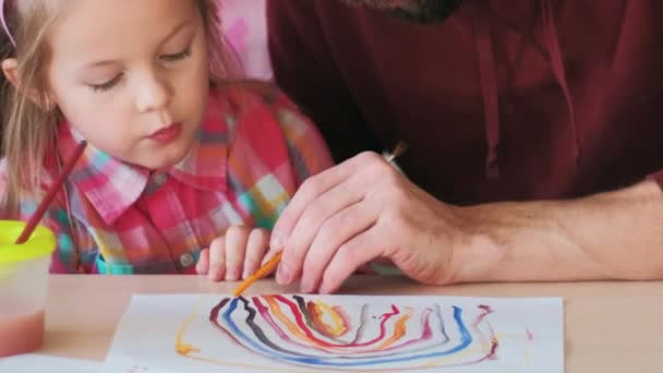 학부모 색상에서 딸에게 소녀를 가르치는 아버지 남자는 테이블에 창의적인 기술을 — 비디오