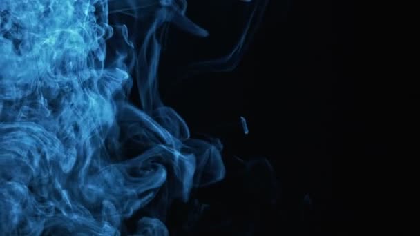彩色烟雾 冰蒸汽 暗黑空旷空间抽象背景上的霓虹蓝光蒸气漂浮运动 — 图库视频影像