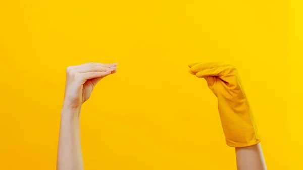 Reclame Voor Huishoudelijke Producten Schoonmaakspel Sokken Tonen Imitatie Vrouw Hand — Stockfoto