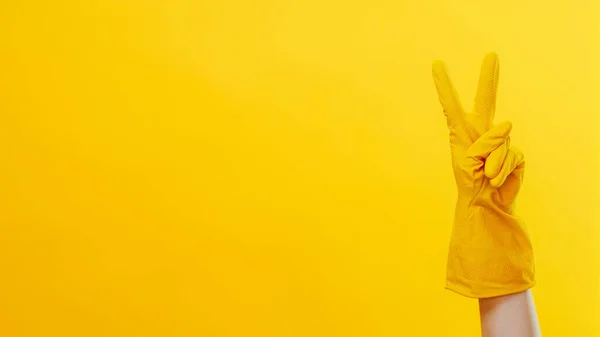 看门人服务 专业清洁 家政工人手戴防护手套胜利手势隔离在黄色背景空旷的空间 — 图库照片