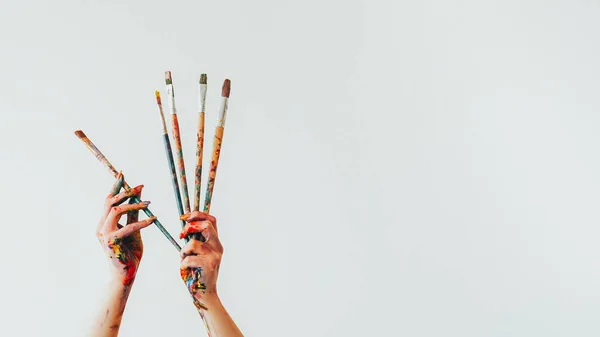 Akcesoria Artystyczne Narzędzia Malowania Kobieta Artysta Ręka Trzymając Bałagan Gwasz — Zdjęcie stockowe