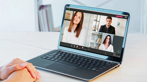 ビデオ協力について オンラインチャット リモートミーティング 仮想オフィスのラップトップスクリーンでインターネットビジネスプレゼンテーション会議でプロフェッショナルな女性男性チーム — ストック写真