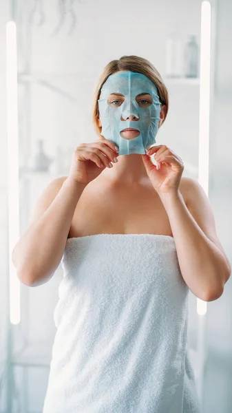 Pielęgnacja Leczenie Skóry Zdrowa Kobieta Owinięta Ręcznik Stosująca Maskę Prześcieradła — Zdjęcie stockowe