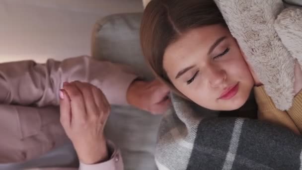 Vertikales Video Mittagsschlaf Mutterpflege Liebende Frau Streichelt Haare Teenager Mädchen — Stockvideo