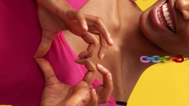 Video Verticale Gesto Cardiaco Messaggio Romantico Unrecognizable Allegra Donna Felice — Video Stock