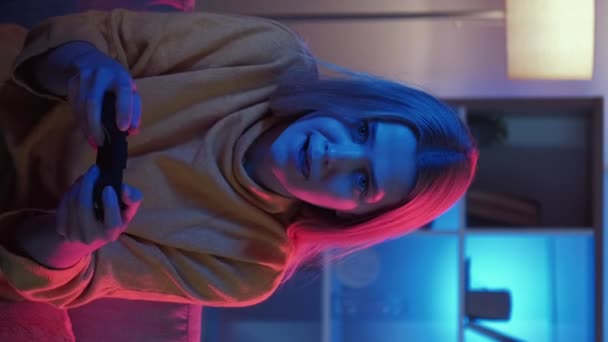 Vertikales Video Neue Playstation Ausdrucksstarke Frau Cyber Spaß Glücklich Beteiligte — Stockvideo