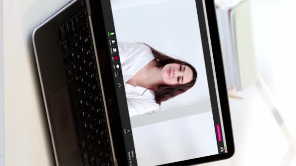 Vídeo Vertical Sessão Online Teleconferência Negócios Mulher Empregada Tela Laptop — Vídeo de Stock