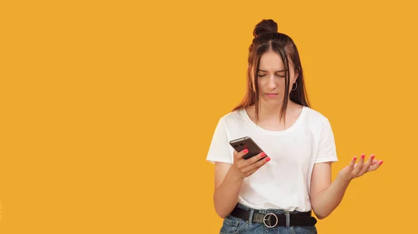 Aplikacja Mobilna Problem Smartfonem Irytująca Niezadowolona Młoda Kobieta Zły Dziewczyna — Zdjęcie stockowe