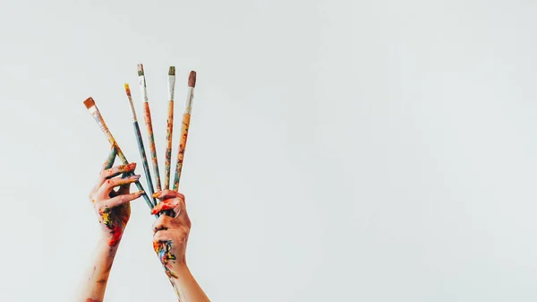 Είδη Ζωγραφικής Εργαλεία Τέχνης Γυναικείο Χέρι Ζωγράφος Σύνολο Βρώμικο Πολύχρωμο — Φωτογραφία Αρχείου