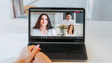 Video beyin fırtınası. Mesafe iletişimi. Şirketler toplantısındaki düşünceli kadın-erkek takımı online ofis işyerindeki laptop ekranında.