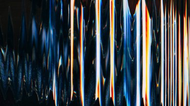 Arıza parıltısı. Arka plan bulanık. Bozulma sesi. Siyah ekran, neon mavisi, turuncu, titreşimli zikzak çizgileri desenli..