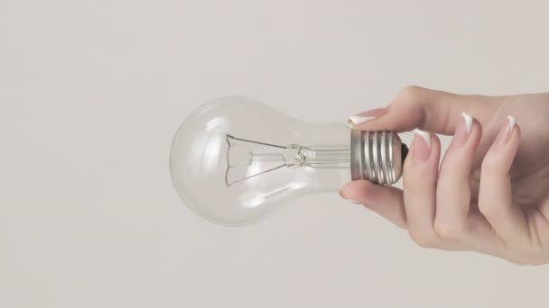 Vídeo Vertical Lámpara Creativa Idea Bombilla Mujer Mano Mostrando Conjunto — Vídeos de Stock