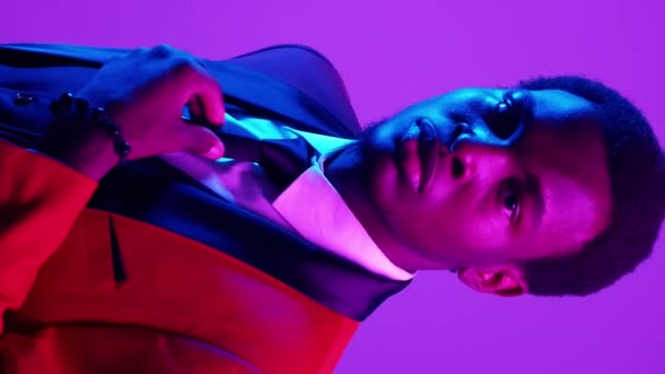 Video Vertical Neon Light Man Stil Elegant Moda Petrecerii Portret — Videoclip de stoc