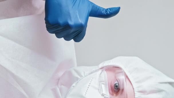영상입니다 생리학자 Covid 배경에 분리되어 작업복 손등에 간호사 — 비디오