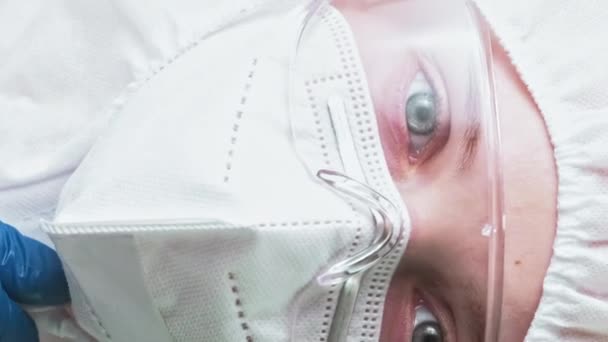 バーティカルビデオ 空気汚染について エコロジカル災害 呼吸保護について 青い手袋の女性科学者 白い顔のマスクのゴーグル装置 — ストック動画