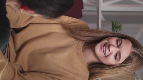 Video Verticale Supporto Dei Genitori Parlare Amore Sorridente Ragazza Adolescente — Video Stock