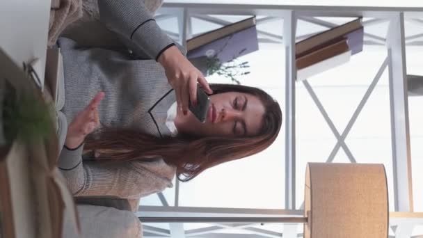 Vertikal Video Hemundervisning Kvinnlig Student Mobilteknik Smart Kvinna Sitter Soffa — Stockvideo