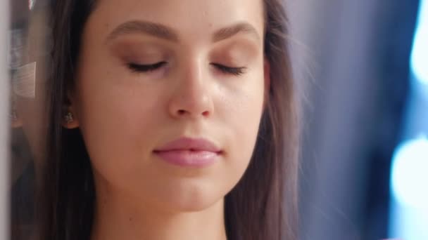 Maquillaje Máscara Cosméticos Ojos Mujer Joven Con Piel Radiante Cara — Vídeo de stock