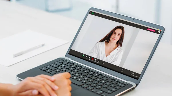 Video Chat Virtuelles Interview Online Kommunikation Telearbeit Unternehmen Selbstbewusste Geschäftsfrau — Stockfoto