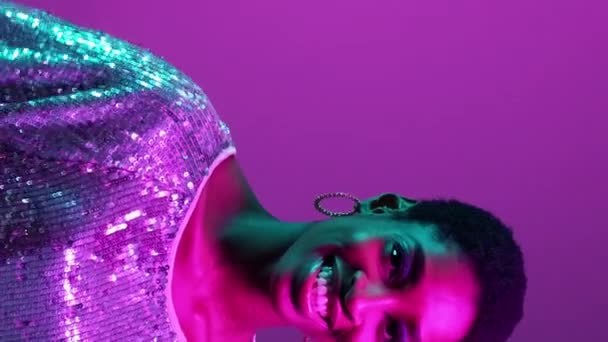 Pionowe Wideo Neonowi Ludzie Polecam Ofertę Uśmiechnięta Kobieta Błyszczącej Sukience — Wideo stockowe