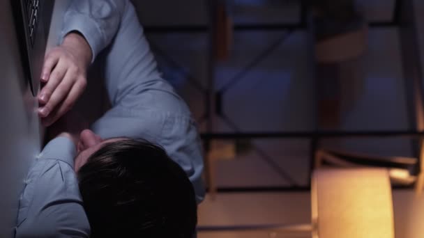 Pionowe Wideo Domowy Film Śpiący Człowiek Technologia Cyfrowa Zmęczony Facet — Wideo stockowe