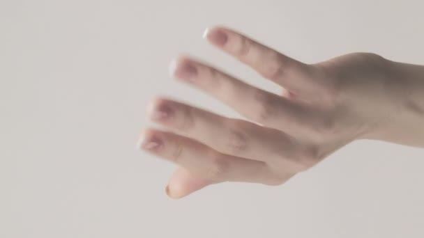 Vídeo Vertical Gesto Acendimento Venham Mulher Mão Mostrando Sinal Convidativo — Vídeo de Stock