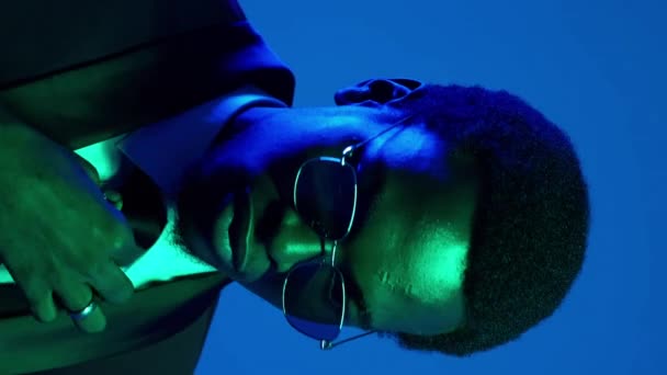 Verticale Video Mannelijke Elegantie Oogmode Feestartikelen Blauwe Neon Kleur Licht — Stockvideo