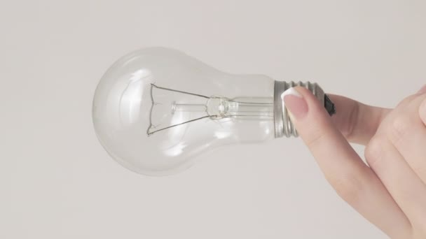 Pionowe Wideo Żarówka Oświetleniowa Lampa Pomysłów Kobieca Ręka Pokazująca Zestaw — Wideo stockowe