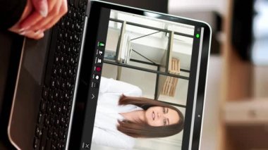 Dikey video. İnternetteki konferans. Sanal ofis. Dizüstü bilgisayardaki kendine güvenen iş kadını, iş yerinde çalışan kadın meslektaşıyla ortaklığı tartışıyor..