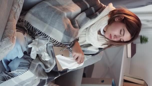 Video Vertical Gripa Acasă Strănut Şerveţel Femeia Care Suferă Înfășurat — Videoclip de stoc