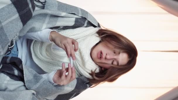 Vídeo Vertical Fiebre Enfermiza Alta Temperatura Mujer Malsana Envuelta Cuadros — Vídeos de Stock