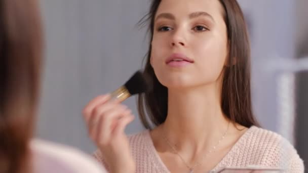 Maquillaje Belleza Rutina Joven Mujer Sonriente Feliz Aplicando Polvo Contorno — Vídeo de stock