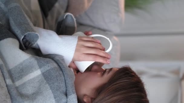 Κάθετο Βίντεο Πονόλαιμος Ζεστό Τσάι Ξεκουράσου Πίνοντας Ψυχρή Γυναίκα Κουβέρτα — Αρχείο Βίντεο