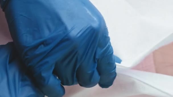 バーティカルビデオ 研究室の科学者 保護カバー ヘルスケアの専門看護婦 手袋の女性 ゴーグル 白い医療スーツに置く顔のマスク — ストック動画