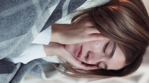 Vídeo Vertical Síntoma Dolor Cabeza Sentir Gripe Mujer Insalubre Envuelta — Vídeos de Stock