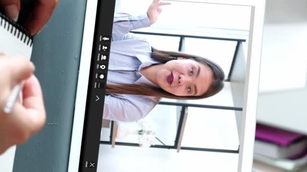 비디오 온라인 브리핑 컨퍼런스 사무실 직장에서 태블릿 화면에 메모를 비즈니스 — 비디오