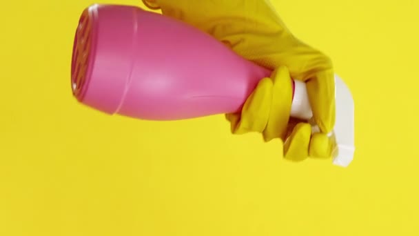 Dikey Video Işi Aletleri Hijyen Ürünleri Deterjan Ekipmanı Kapıcı Sarı — Stok video