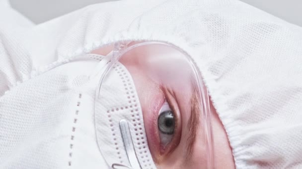 Vertikales Video Medizinwissenschaftler Covid Ausbruch Ärztin Weißer Schutzausrüstung Gesichtsmaske Brille — Stockvideo