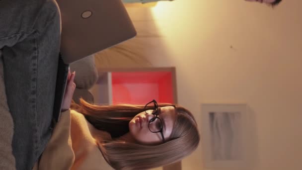 Vertikales Video Laptop Sucht Internet Zeit Mutter Fordert Teenager Tochter — Stockvideo