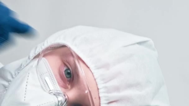 Lodret Video Sundhedspersonale Opmærksomhed Læge Kvinde Specialist Hvid Ppe Maske – Stock-video