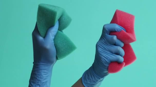 Dikey Video Temizlik Aletleri Işleri Kapıcı Koruyucu Eldivenleriyle Yeşil Arka — Stok video