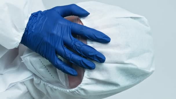 垂直录像 医疗失败 沮丧的科学家医院压力 头戴白色围裙 头戴蓝色手套 双手呈浅色 背景灰暗的女医生 — 图库视频影像