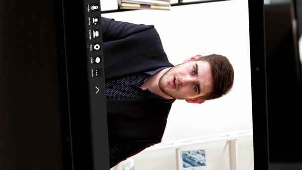 バーティカルビデオ リモート採用 バーチャルチャット ホームオフィスでオンラインビジネスインタビューで話すラップトップスクリーンに自信を持った男性応募者 — ストック動画